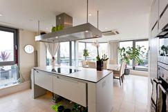 kitchen and dining area in short stay London apartment 
