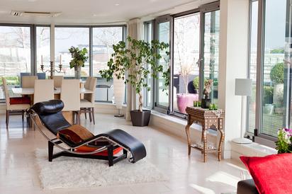 dining and relaxation area in short term rental in London