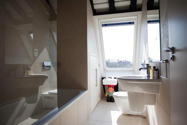 bathroom in holiday apartment london