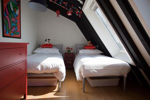 twin bedroom in short term rental london