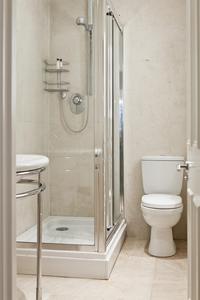 clean bathroom in short stay London
