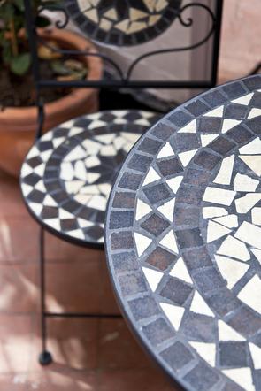 garden chair and table outside short accommodation London