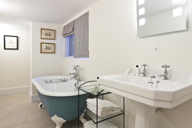 clean bathroom in short term rental in London